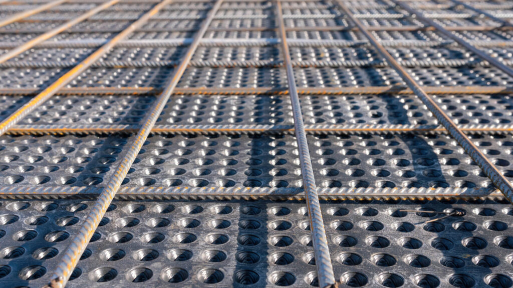 el ccero corrugado es uno de los tipos de acero que se empela justo al concreto y el hormigón
