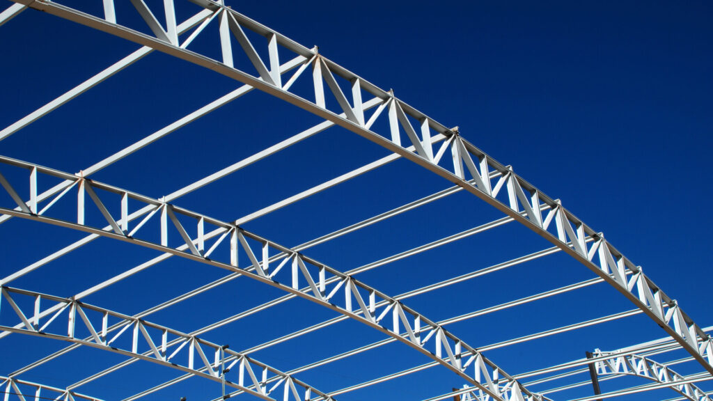 El acero estructural es uno de los tipos de acero más usados en la construcción